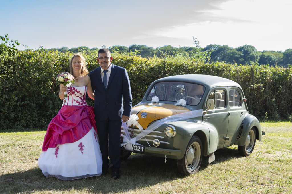 Les mariés et leur voiture