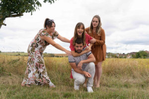 Sur le dos du frère